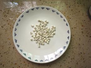 川贝洗干净，用水泡10分钟后把水倒掉。因为川贝微苦，泡水后用更好。