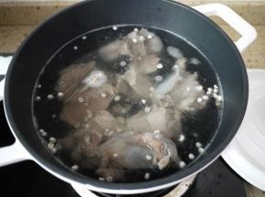 锅里放入适量的水，把猪骨放进去，加入川贝。大火烧开后转小火煮30分钟。