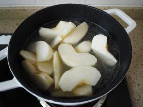 30分钟之后把雪梨和枸杞放进去继续煲30分钟，枸杞和雪梨不需要久煮，这样可以更好地保存他们的营养物质不流失太多