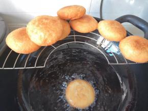 上色均匀即可捞出控油