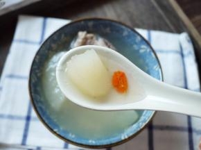 润肺止咳的川贝雪梨猪骨汤就做好了。这个汤做起来也很简单，在秋天喝特别好，不仅可以降秋燥，还能润肤。家里的人都很爱喝这汤，特别是小孩子，因为有一点点清甜，每次都能喝2大碗。