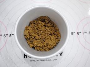 用勺子把红糖里的大颗粒压碎备用。