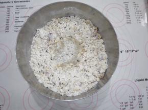 把所有的干性材料混合均匀，然后加入水，用刮刀拌匀。