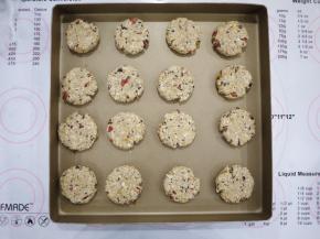 用勺子把面团压扁。