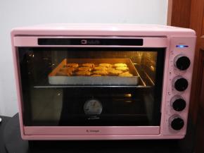 烤箱预热，上下火170度，烘烤20-25分钟。