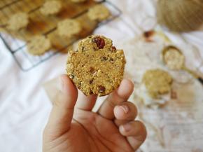 这款低糖无油低脂的燕麦饼干就做好啦，可以当成能量饼干吃哦。