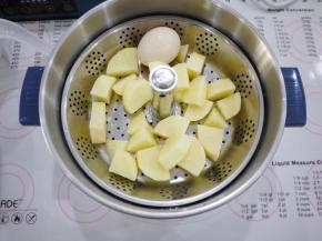 把土豆和鸡蛋放在蒸篮里。隔水蒸10-15分钟。