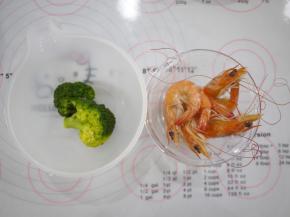 把西蓝花和海虾煮熟备用。