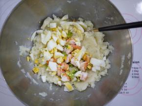 把西蓝花切碎，鸡蛋切小块，海虾切小块放在土豆泥中。