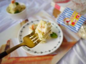 细腻又软糯的土豆沙拉就做好啦，材料丰富，营养足。