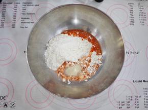 先制作橙色面团，把面粉和胡萝卜汁、酵母放在打蛋盆中，混合均匀，揉成光滑的面团。