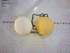 原色面团也是一样的操作。把揉好的面团醒发20分钟。