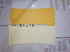 把2个面团擀薄，约3mm厚。