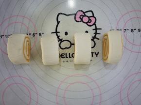 把面卷起来，然后分切成小段。