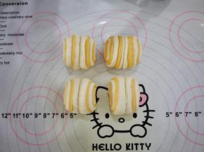 用竹签在中间压一下，扭成花卷的样子。