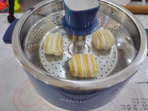 把面团放在蒸篮中，醒发20分钟。