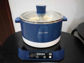 发酵完成后，锅里加水，蒸10-12分钟。蒸好后不要立刻取出，可以在锅里焖2分钟后取出。