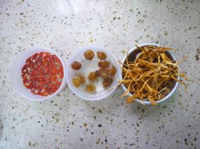 将虫草花、枸杞、桂圆肉用水清洗干净。