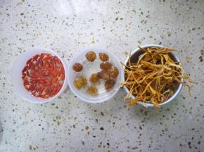 将虫草花、枸杞、桂圆肉用水清洗干净。