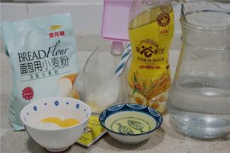 这款面包的用料有：金龙鱼面包用小麦粉500克，白糖60克，玉米油30克，清水260克，酵母5克，蛋清2个的量。
然后椰黄的的用料：椰蓉1份，蛋黄2个，白糖50克