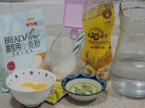 这款面包的用料有：金龙鱼面包用小麦粉500克，白糖60克，玉米油30克，清水260克，酵母5克，蛋清2个的量。
然后椰黄的的用料：椰蓉1份，蛋黄2个，白糖50克