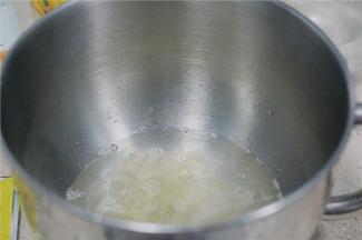 将清水，蛋清，细盐，白糖分别加入厨师机桶里面。