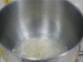 将清水，蛋清，细盐，白糖分别加入厨师机桶里面。