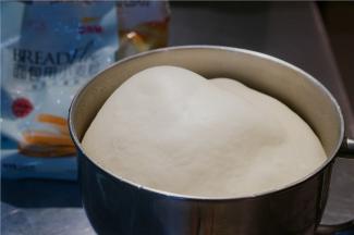 经过一个晚上的冷藏醒发，面团发的真是太美啦，这面粉好就是易操作。