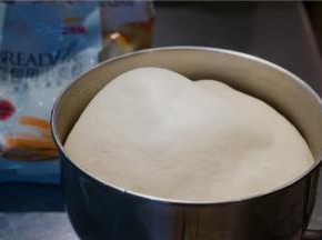 经过一个晚上的冷藏醒发，面团发的真是太美啦，这面粉好就是易操作。