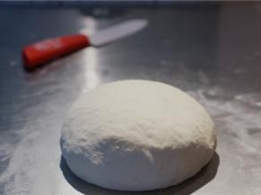 将面团取出，揉排好气就进行分割。