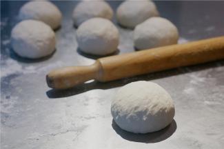 像比较细致的朋友，可以称量一下，这样子做出来的面包大小均匀。也可以像我这样子粗犷一点，随心的分割一下也可以。