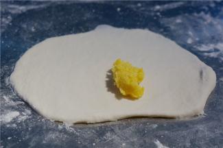 然后将馅包抹均匀在面皮上面，再由下至上的卷好，卷好这后记得捏封一下口。