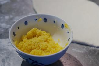 同样的也是昨晚调配好的椰黄哦，将小面团先擀薄擀开。