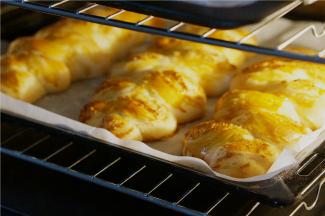 在烤前先刷一层薄蛋黄液，然后180度烤制20分钟，要注意上色的情况，最后几分钟要看紧一点。还有就是我个人觉得还是不要刷蛋黄，烤出来更加清爽。