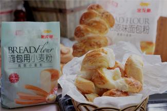 烤好之后就这么这样子一块一块掰下来，看是不是像小麦粒从麦穗上掰下来了呢。好了这款真是好简单，而且麦香味也十足哦。