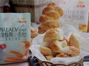 烤好之后就这么这样子一块一块掰下来，看是不是像小麦粒从麦穗上掰下来了呢。好了这款真是好简单，而且麦香味也十足哦。