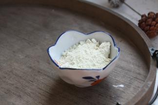 准备好香蒜炸粉（某宝有卖）。
