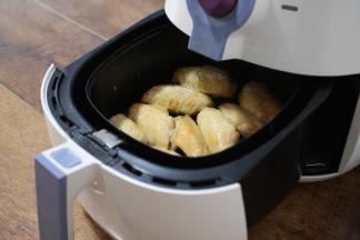 先炸10分钟，鸡翅中表面微微发黄。