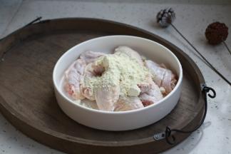 在鸡翅中上撒上香蒜炸粉。