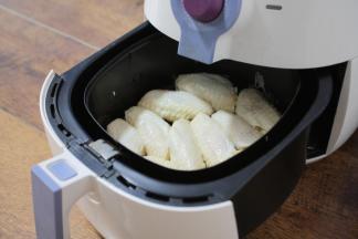 空气炸锅提前预热，用小刷子把空气炸锅炸篮刷一层薄薄的油，防止粘锅，然后将鸡翅中依次放入炸篮里。