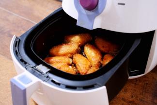 然后把鸡翅中翻到另外一面继续用200度炸10分钟左右。
鸡翅中炸20分钟后鸡翅中即可食用。