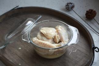 将用香蒜炸粉腌制的鸡翅中放在有盖儿的容器里，放入冰箱里冷藏保存腌制8个小时。
