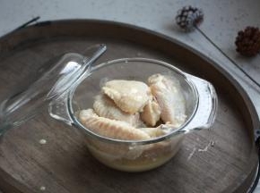 将用香蒜炸粉腌制的鸡翅中放在有盖儿的容器里，放入冰箱里冷藏保存腌制8个小时。
