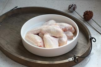 准备好主要食材鸡翅中。
鸡翅中最好选用新鲜的鸡翅中。