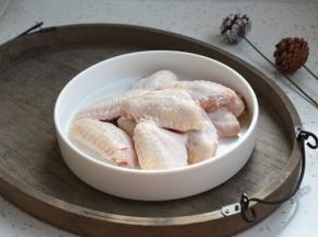 准备好主要食材鸡翅中。
鸡翅中最好选用新鲜的鸡翅中。