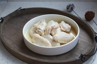 戴上一次性手套把香蒜炸粉和鸡翅中抓匀，反复给鸡翅中按摩，以便鸡翅中能更好的入味，