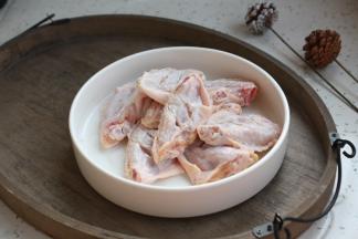 在鸡翅中的反面用小刀划两个小口。