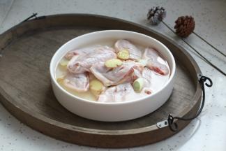 用凉水将鸡翅中泡一泡，泡的时间可随意，我一般泡20分钟左右，然后把鸡翅中清洗干净且沥干水分。浸泡鸡翅中时放入1勺的黄酒和葱姜各5g，这样可以去除腥味。