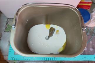 先把全部液体材料放入面巴机桶内。（蛋液、淡奶油、牛奶、炼乳）