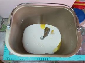 先把全部液体材料放入面巴机桶内。（蛋液、淡奶油、牛奶、炼乳）